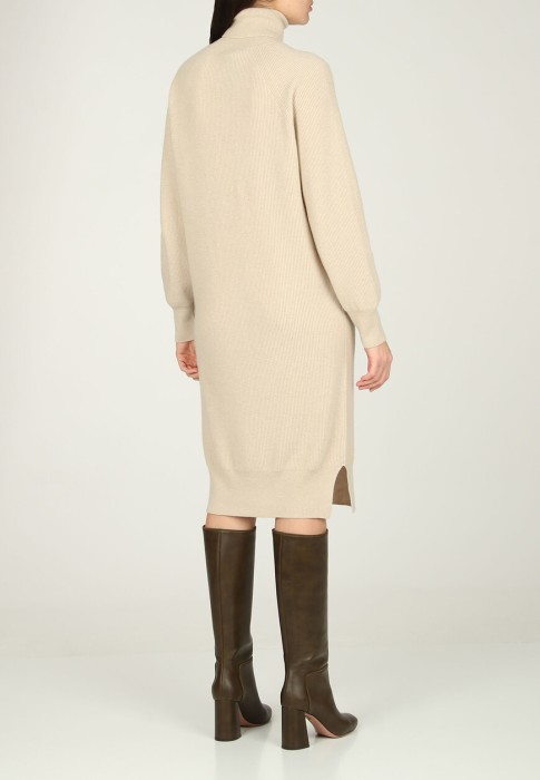 Товар бежевого цвета с внутренней стороны