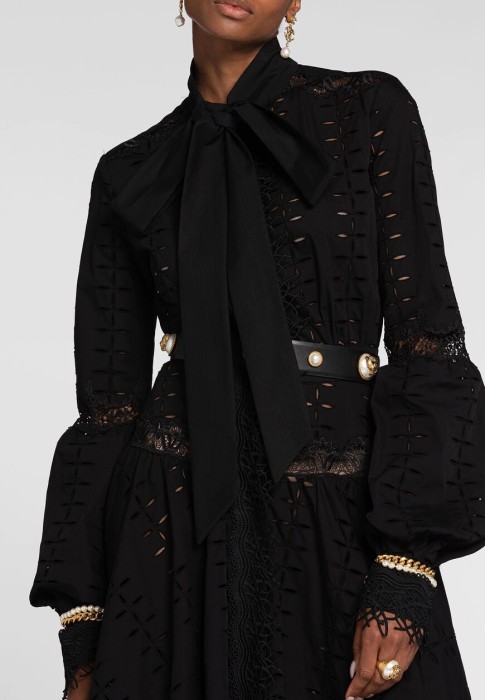 Товар черного цвета с внутренней стороны