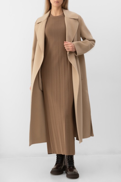 Товар коричневого цвета с внутренней стороны