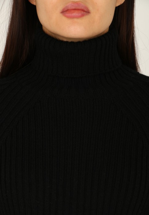 Товар черного цвета с внутренней стороны