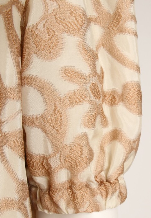 Товар бежевого цвета с внутренней стороны