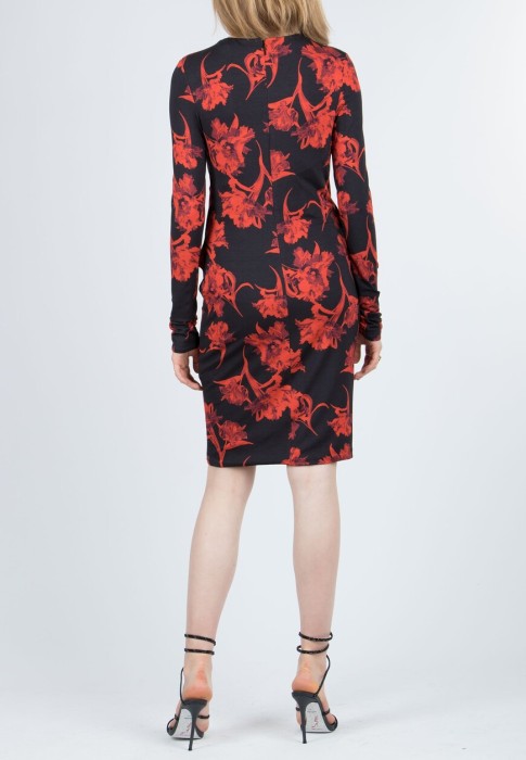 Товар красного цвета с внутренней стороны