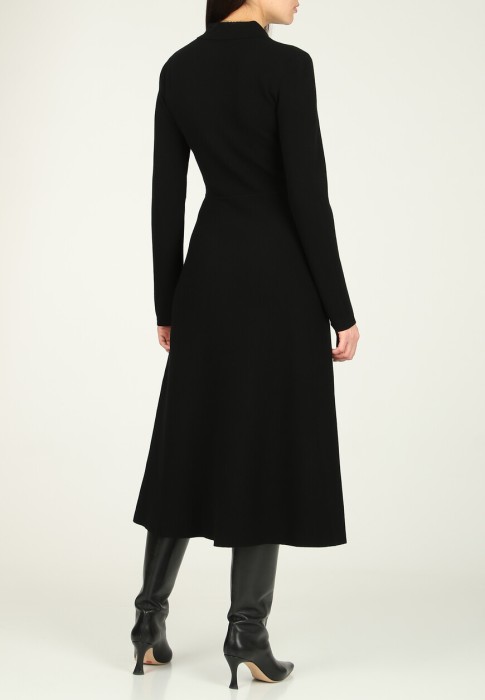 Товар черного цвета с внутренней стороны