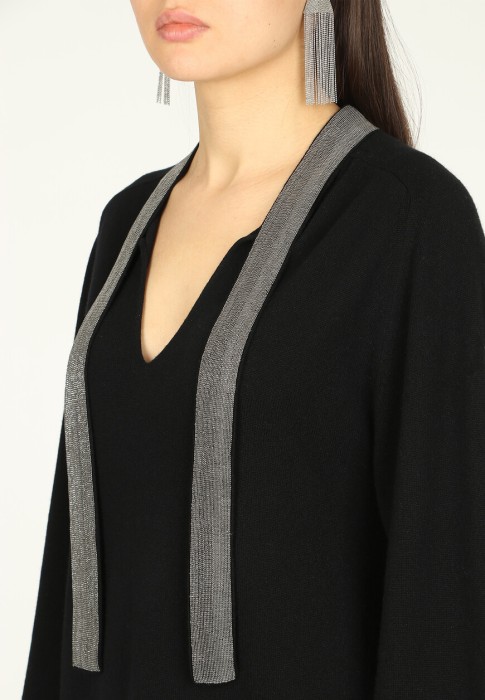 Товар черного цвета с внутренней стороны