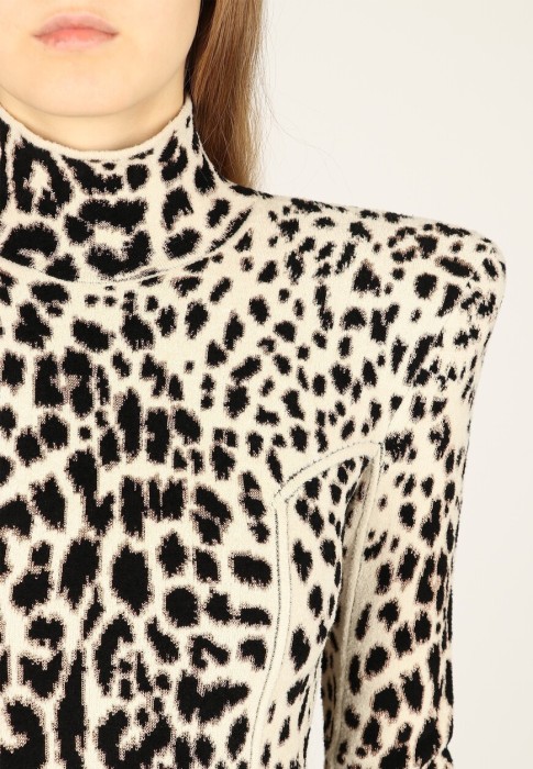 Товар бежевого цвета с внутренней стороны