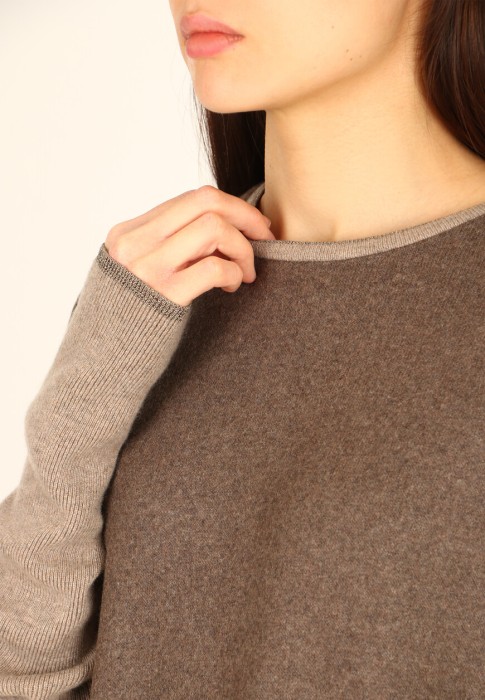 Товар коричневого цвета с внутренней стороны