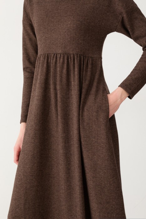 Товар коричневого цвета с внутренней стороны