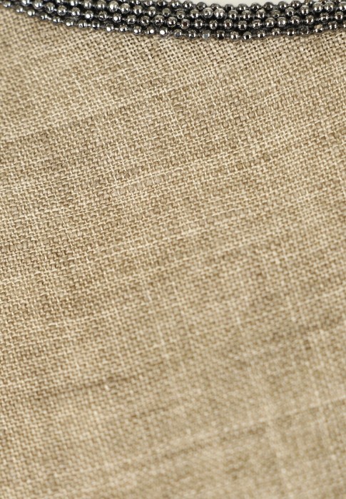 Товар коричневого цвета с внутренней стороны