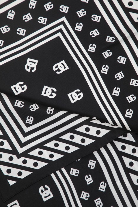 Товар черного цвета с внутренней стороны