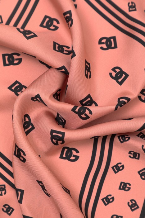 платок  модель из коллекции dna из шелка спереди