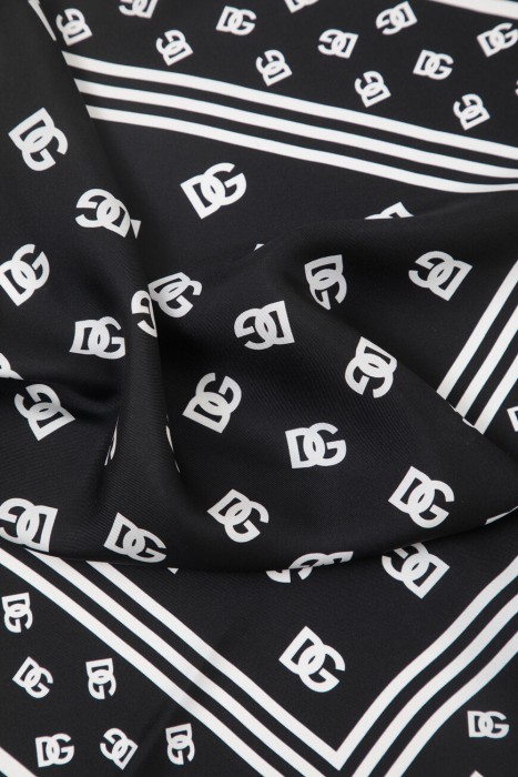 платок  модель из коллекции dna из шелка спереди