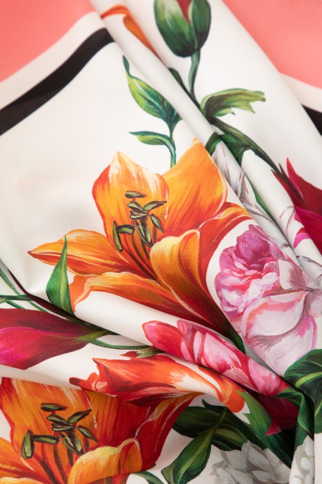 платок  от бренда dolce & gabbana вид слева