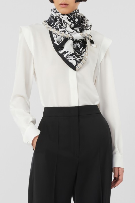 платок  по цене 24300 руб вид справа