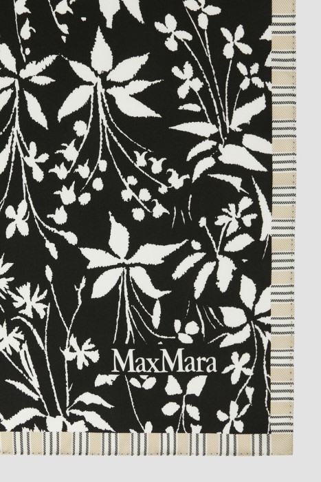 Товар черного цвета с внутренней стороны