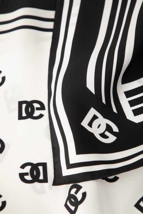 Товар черного цвета с внутренней стороны