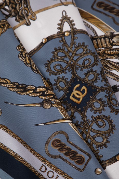 платок  от бренда dolce & gabbana вид слева