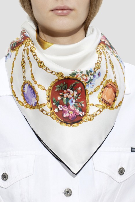 платок  от бренда dolce & gabbana вид слева