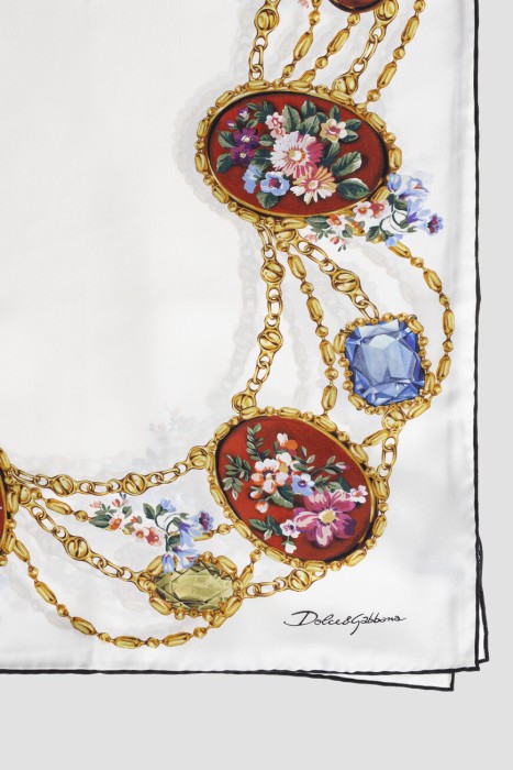 Товар белого цвета с внутренней стороны