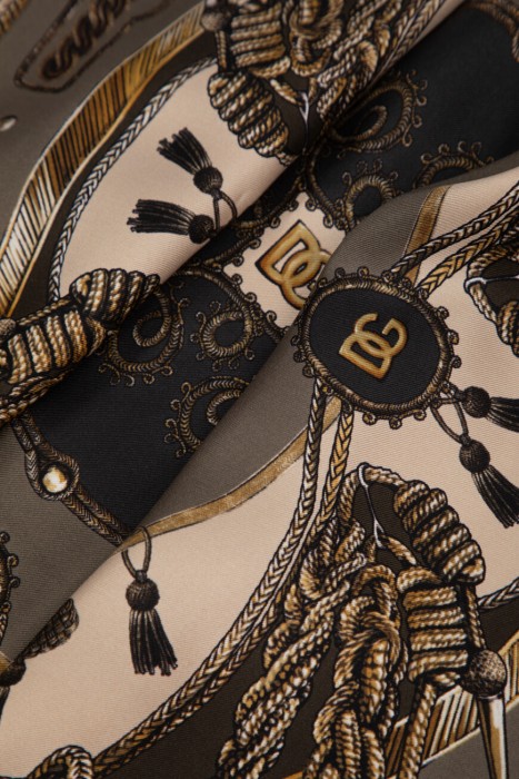 платок  от бренда dolce & gabbana вид слева