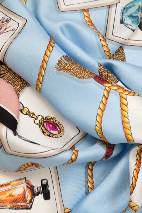 платок  от бренда dolce & gabbana вид слева