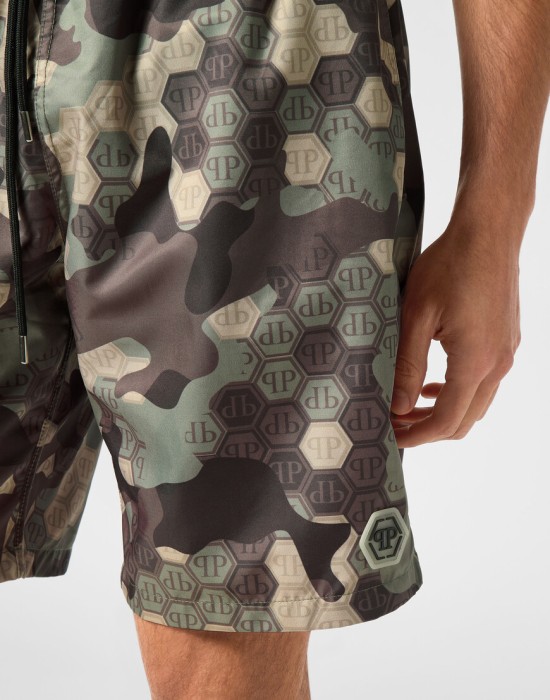 Товар хаки цвета с внутренней стороны