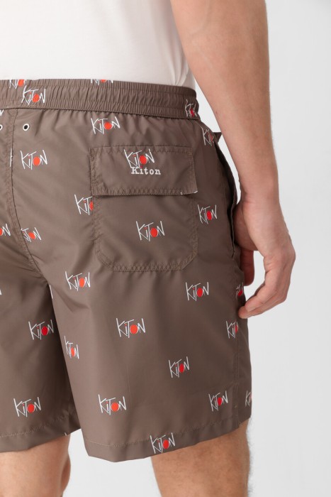 Товар коричневого цвета с внутренней стороны