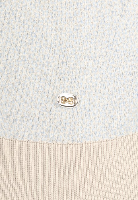 Товар бежевого цвета с внутренней стороны