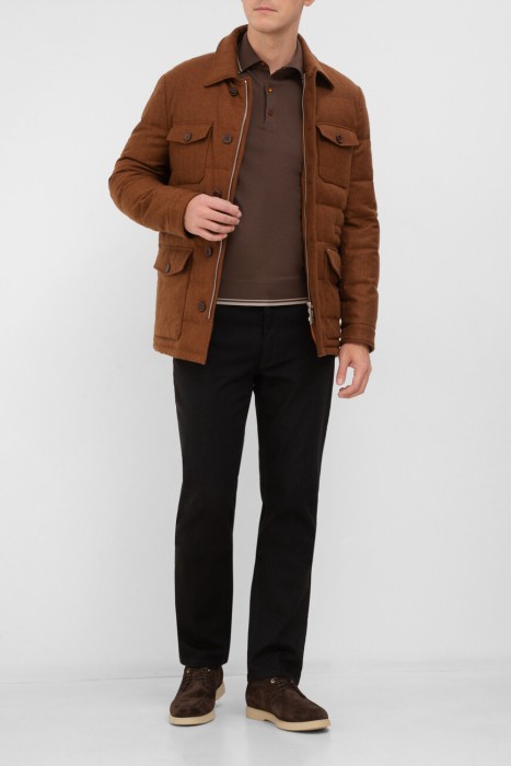 Товар коричневого цвета с внутренней стороны