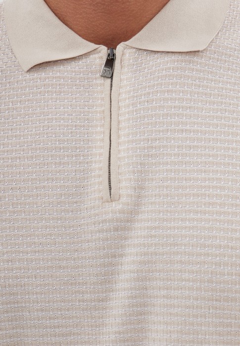 Товар бежевого цвета с внутренней стороны