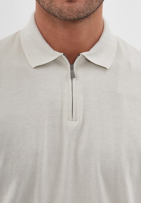 Товар бежевого цвета с внутренней стороны