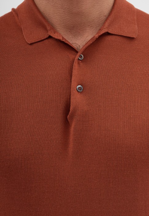 Товар коричневого цвета с внутренней стороны