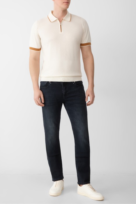 Товар бежевого цвета с внутренней стороны