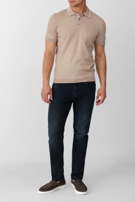 Товар бежевого цвета с внутренней стороны