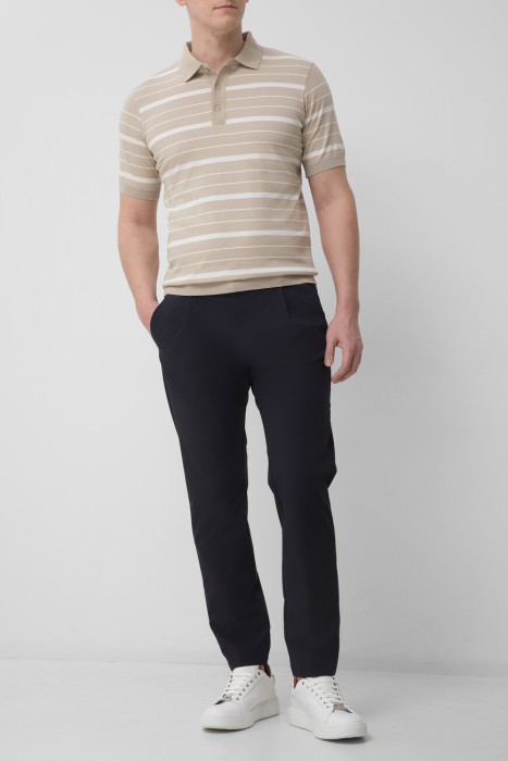 Товар бежевого цвета с внутренней стороны