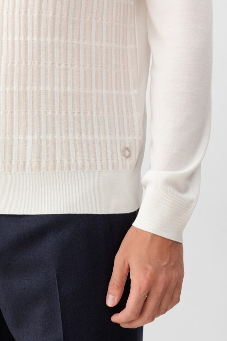 Товар белого цвета с внутренней стороны