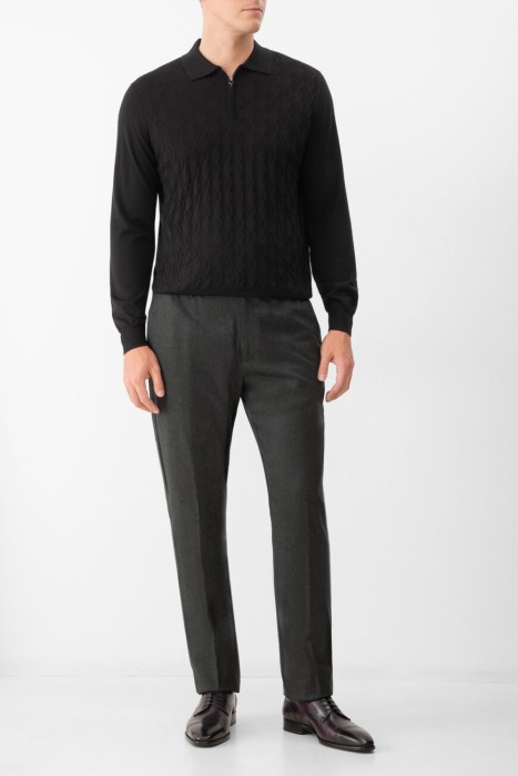 Товар черного цвета с внутренней стороны