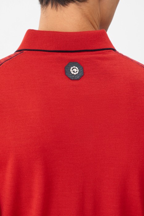 Товар красного цвета с внутренней стороны