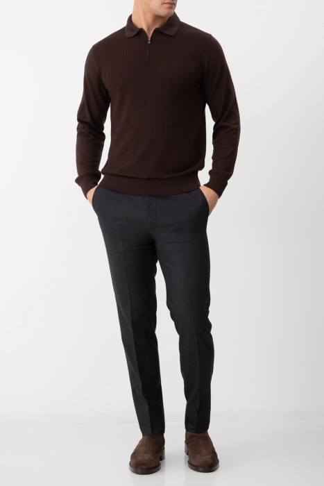 Товар коричневого цвета с внутренней стороны