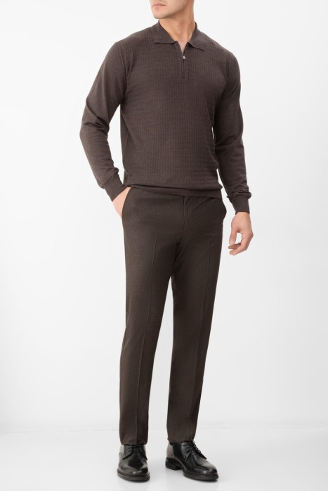 Товар коричневого цвета с внутренней стороны