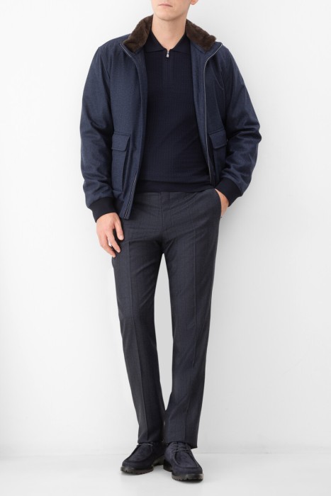 Товар синего цвета с внутренней стороны