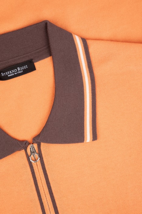 Товар оранжевого цвета с внутренней стороны