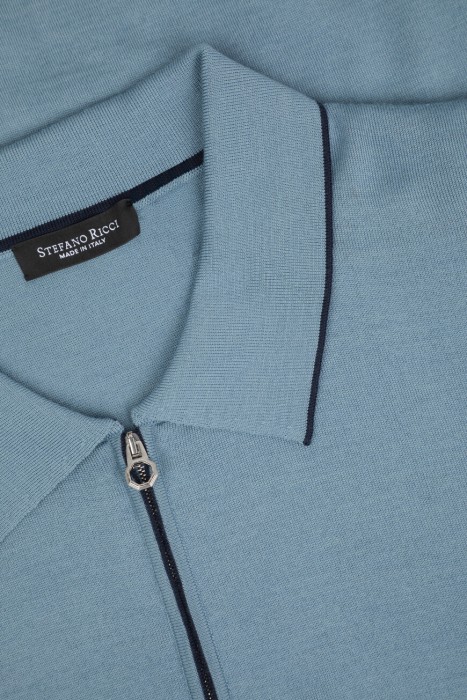 Товар голубого цвета с внутренней стороны