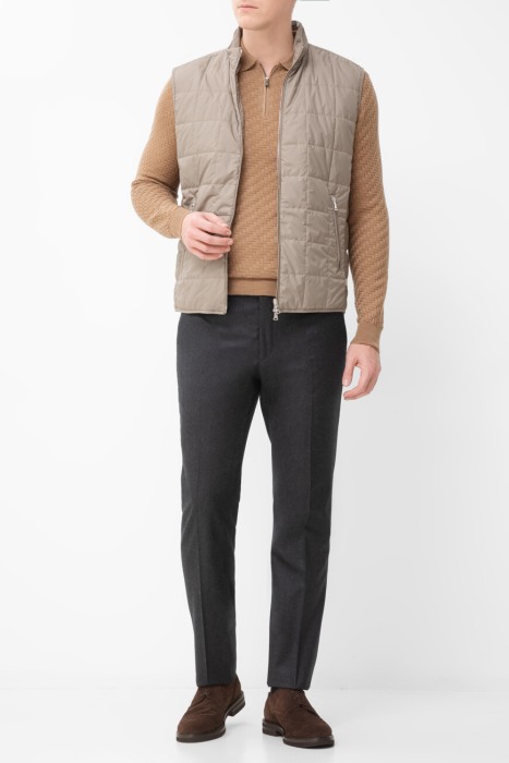 Товар бежевого цвета с внутренней стороны