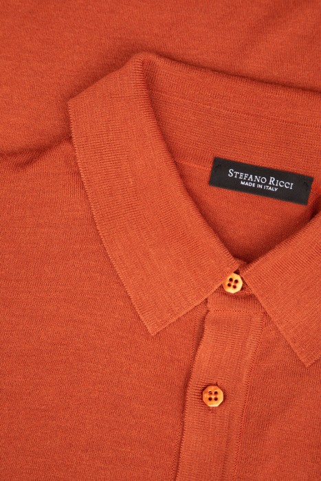 Товар оранжевого цвета с внутренней стороны