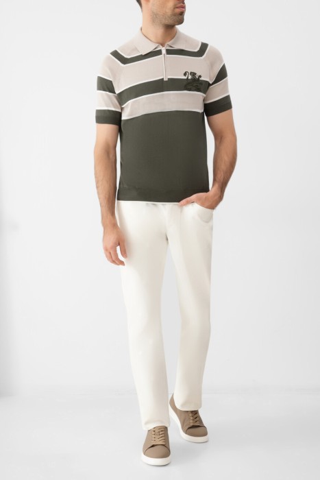 Товар хаки цвета с внутренней стороны