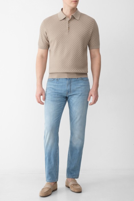 Товар бежевого цвета с внутренней стороны