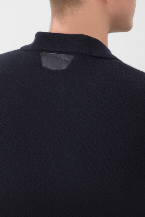 Товар синего цвета с внутренней стороны