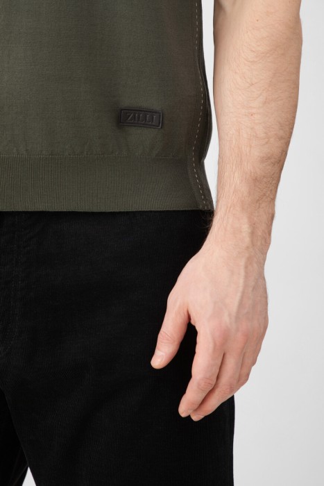 Товар хаки цвета с внутренней стороны