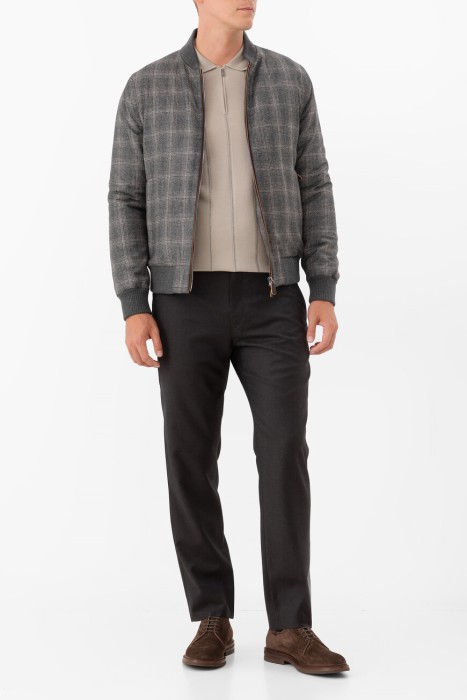 Товар бежевого цвета с внутренней стороны