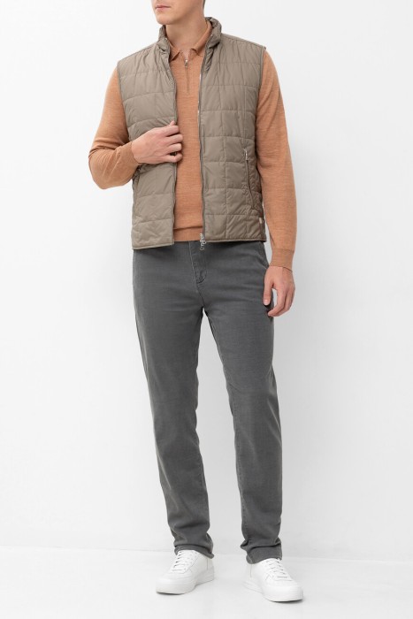 Товар коричневого цвета с внутренней стороны